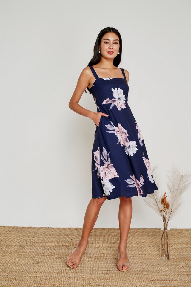 Heather Floral Flare Midi Dress in Navy (XS)