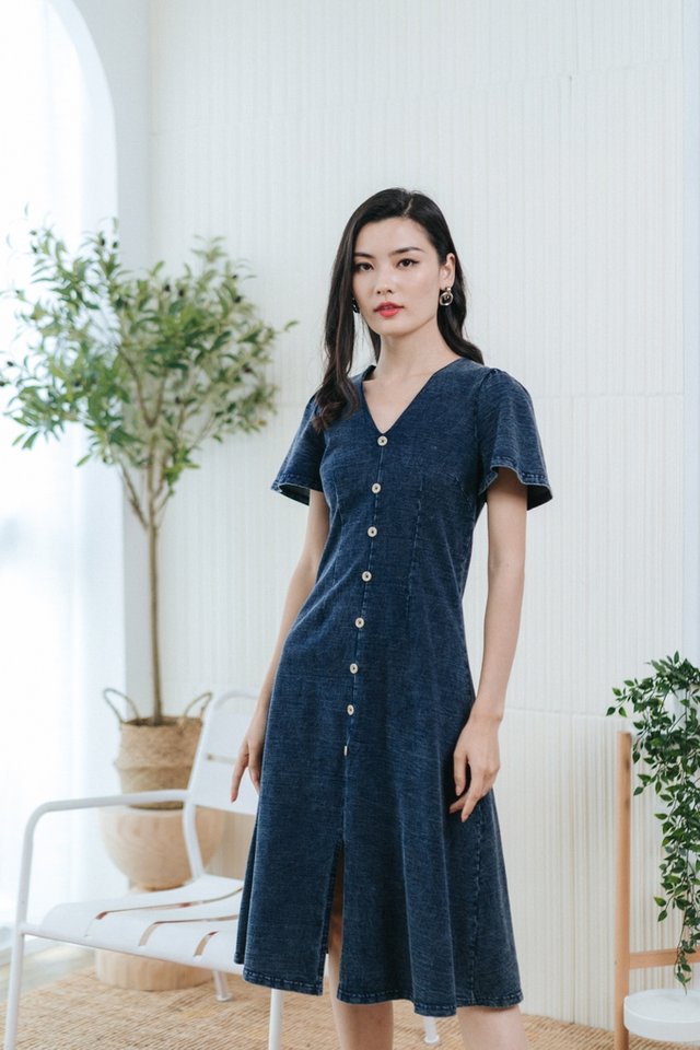 Dara Button Denim Midi Dress in Dark Wash (XS)