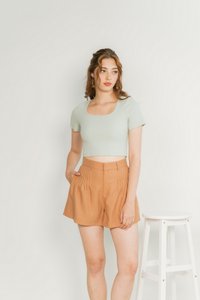 Freda Pleated High Waist Shorts in Caramel (XS)