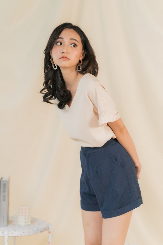 Korrie Embossed Textured Shorts in Navy (XS)