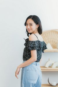 Zia Floral Ruffled Cold-Shoulder Top in Black (XS)