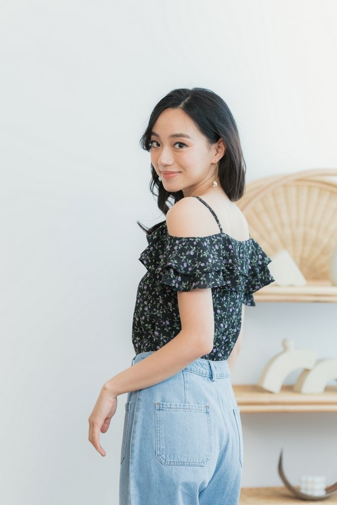 Zia Floral Ruffled Cold-Shoulder Top in Black (XS)