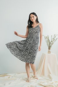 Eloise Floral Pleats Midi Dress in Black(XL)