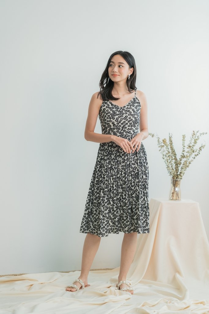 Eloise Floral Pleats Midi Dress in Black(XL)