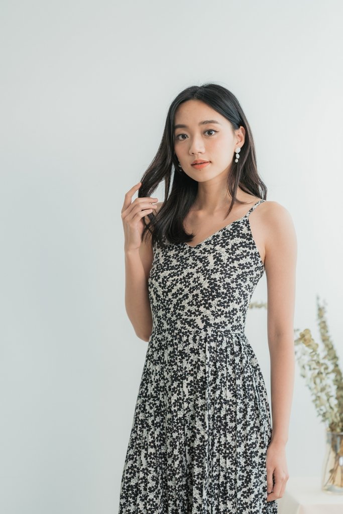 Eloise Floral Pleats Midi Dress in Black(XL)