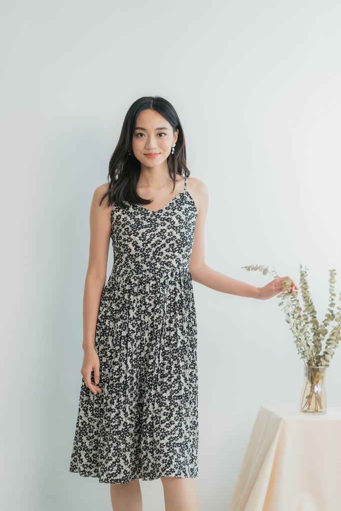 Eloise Floral Pleats Midi Dress in Black(XL)