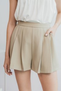 Gene Pleated High Waisted Shorts in Sand (XS)