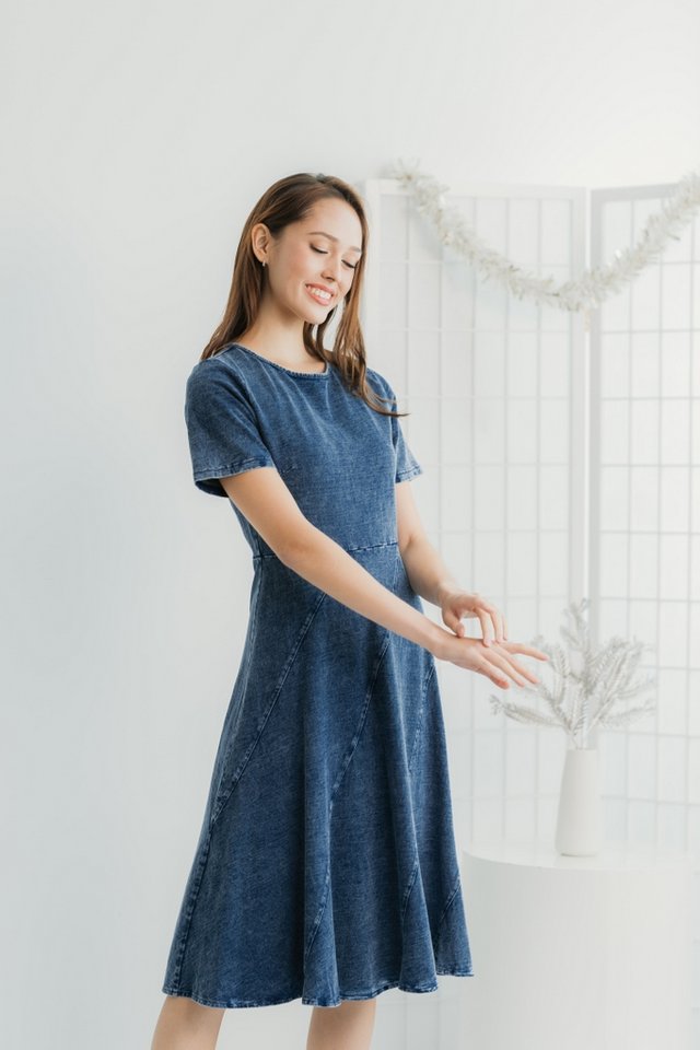 Chelsey Embossed Denim Midi Dress in Mid Wash (XS)