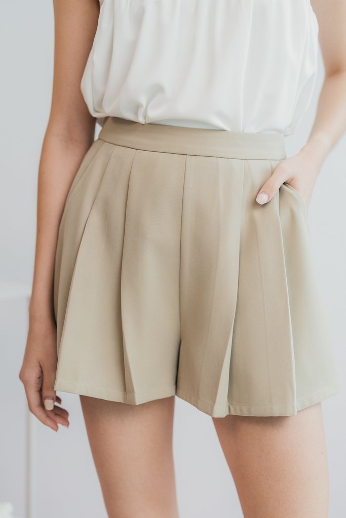 Gene Pleated High Waisted Shorts in Sand (XS)