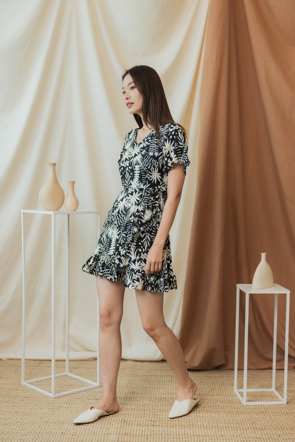 Ariana Floral Signature Ruffles Dress in Black (XS)