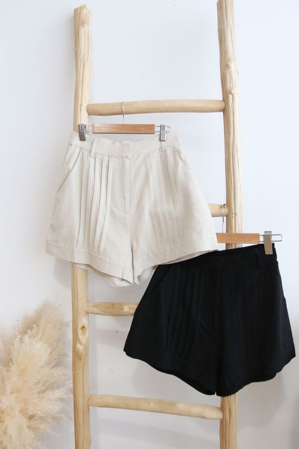 Jerlene Pleated Shorts in Black (XS)