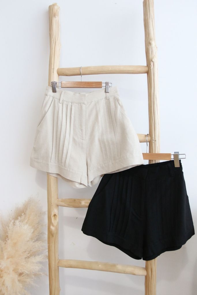 Jerlene Pleated Shorts in Black (XS)
