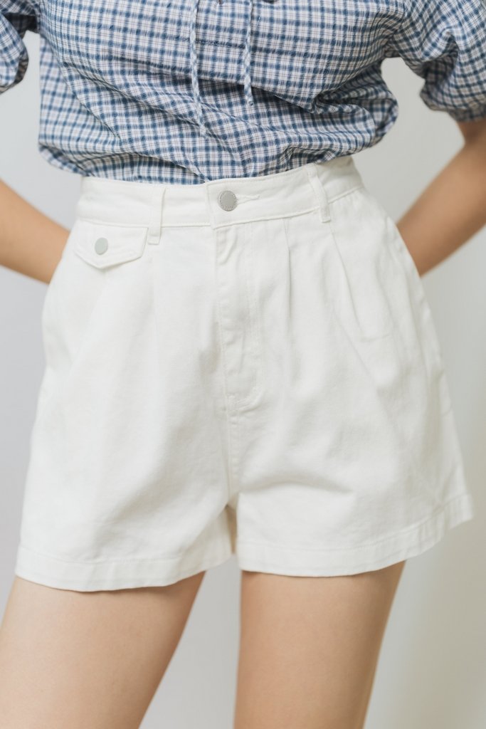 Emilyn Pocket Denim Shorts in White (XS)