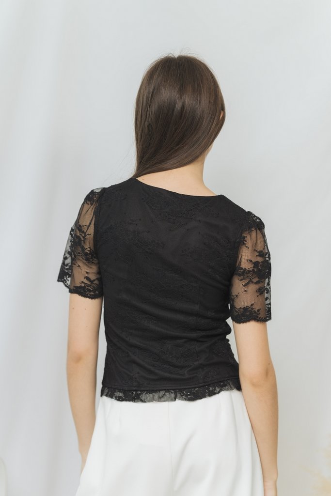 Kody Ruched Floral Laced Top in Black (XS)