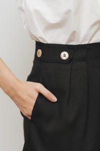 Amelyn Double Button Shorts in Black (XS)