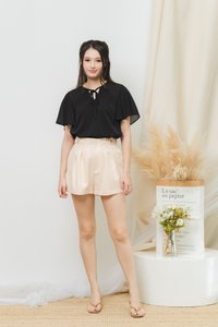 Amelyn Double Button Shorts in Cream (XS)