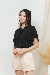 Amelyn Double Button Shorts in Cream (XS)