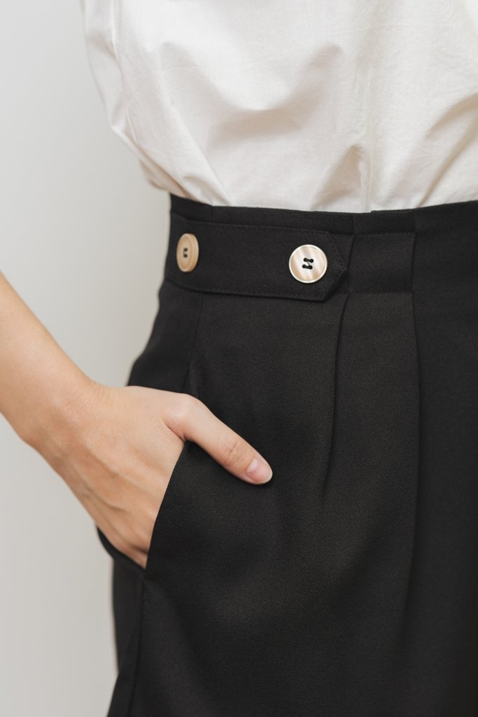 Amelyn Double Button Shorts in Black (XS)