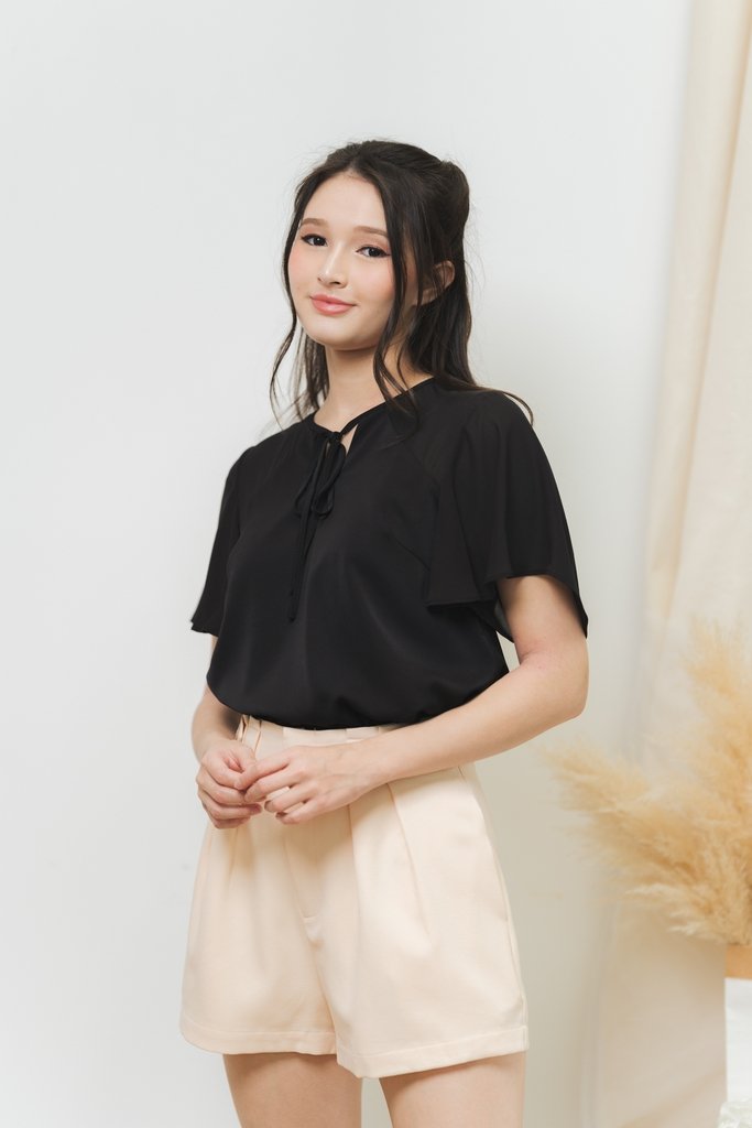 Amelyn Double Button Shorts in Cream (XS)